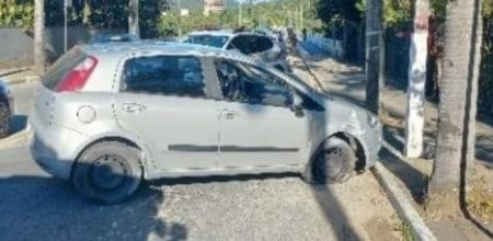 Motorista perde o controle de veículo e colide contra poste em Indaial