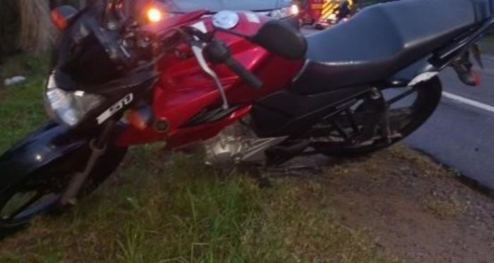 Motociclista causa acidente após se desequilibrar e cair em via de Indaial