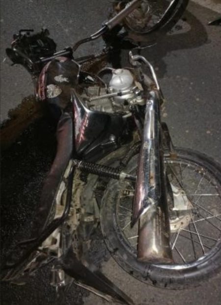 Motociclista de 49 anos morre após colidir frontalmente contra uma árvore em Indaial