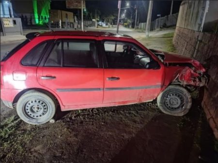 Condutor bêbado colide contra poste e muro após festa em Timbó