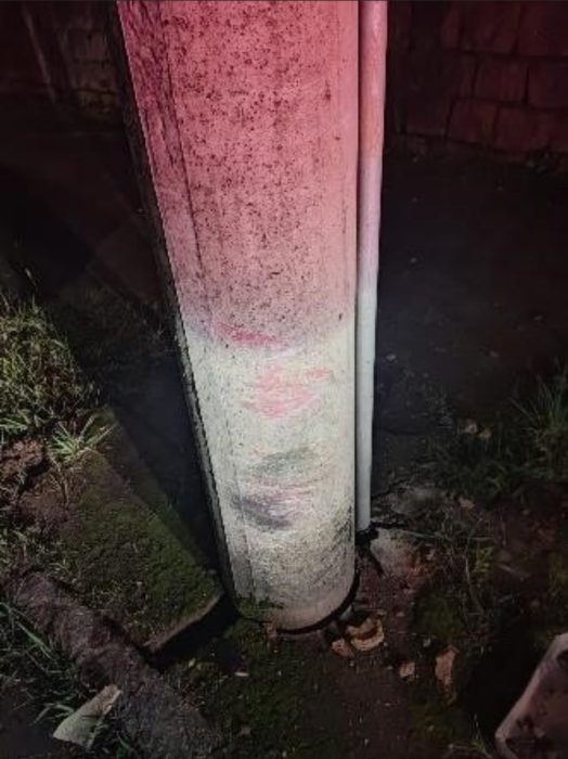 Condutor bêbado colide contra poste e muro após festa em Timbó 