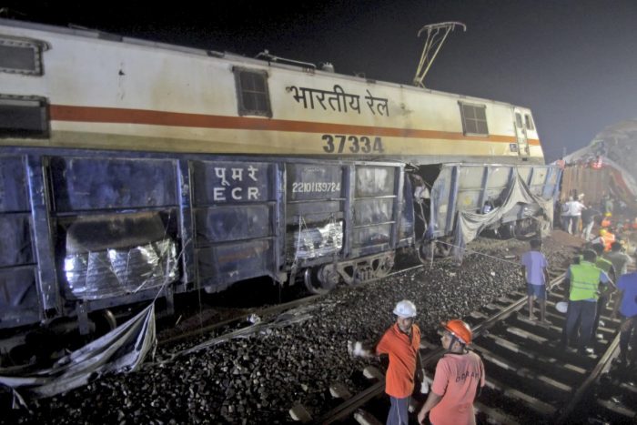 Tragédia: batida entre trens na Índia deixa quase 300 mortos e mais de 1.000 feridos