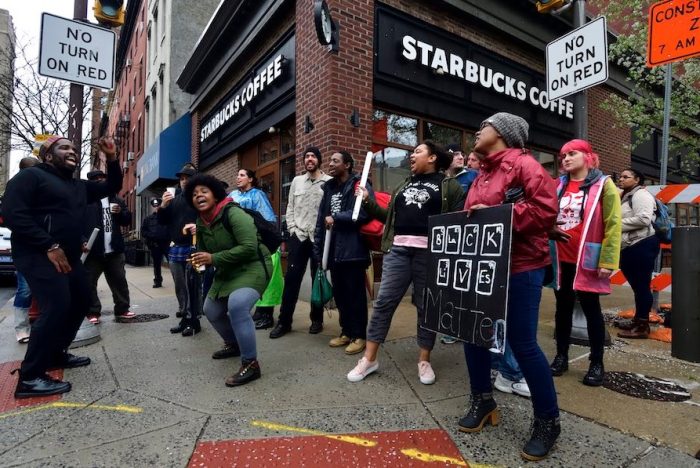 Justiça dos EUA manda Starbucks indenizar ex-gerente, demitida "por ser branca"
