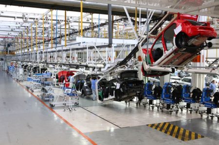 Volkswagen paralisa produções nas fábricas por estagnação do mercado no Brasil