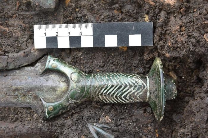 Alemanha: arqueólogos desenterram espada milenária intacta e ainda polida