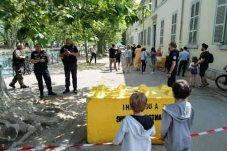 França: homem esfaqueia crianças em parque durante o dia, em Annecy