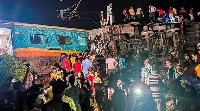 Tragédia: batida entre trens na Índia deixa quase 300 mortos e mais de 1.000 feridos
