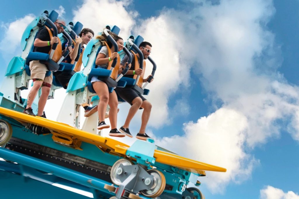 SeaWorld de Orlando surpreende com inauguração de montanha-russa em pé