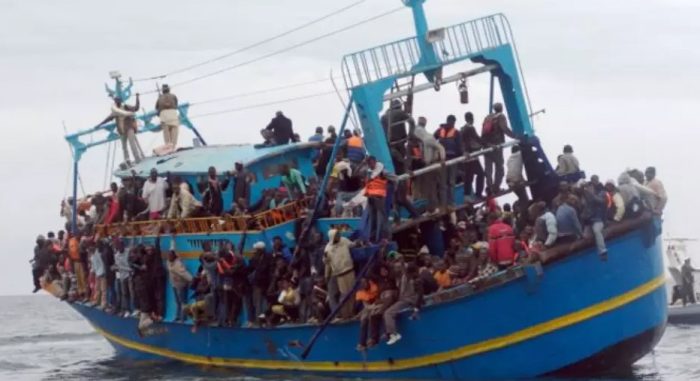 Barco com imigrantes afunda na costa da Grécia e mata 78 pessoas