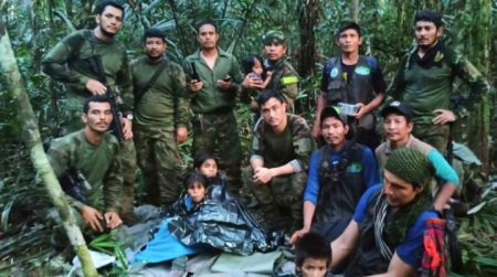 Colômbia: equipes resgatam crianças que sobreviveram juntas a acidente de avião na selva