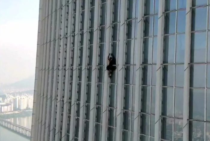 Homem vai preso por fazer escalada livre em prédio na Coréia do Sul