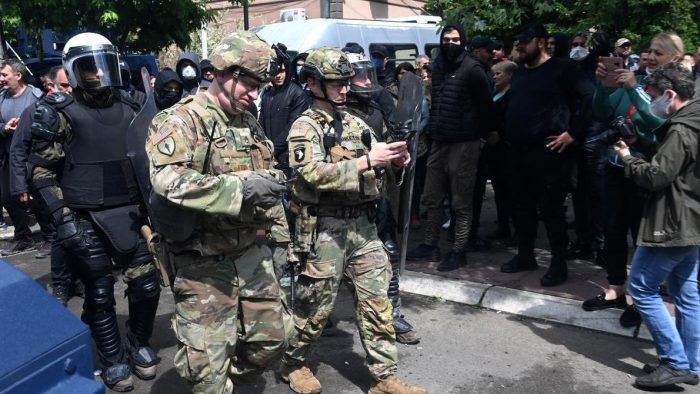 Europa rachada: Sérvia e Kosovo estão em pé de guerra e OTAN intervém com soldados