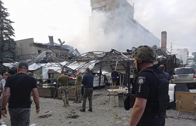 Restaurante na Ucrânia é bombardeado em pleno jantar, matando 10 e ferindo 60
