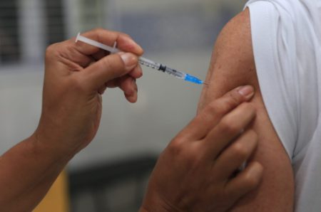 UFMG estuda criar vacina anti-vício em crack e cocaína e pode ganhar prêmio internacional
