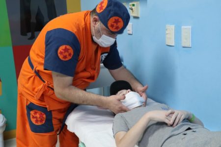 Crianças são atendidas por médico fantasiado de personagens em hospital de SC