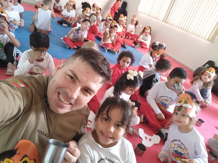 PM de Timbó recebe visita especial dos alunos do Núcleo Infantil Amor Perfeito