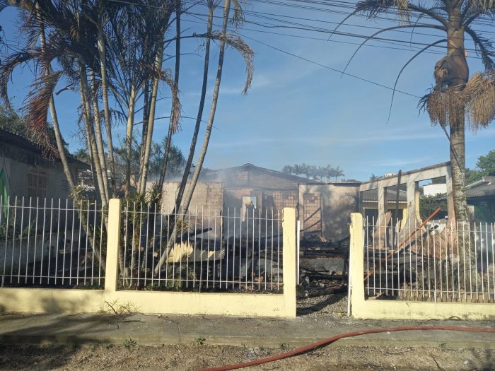 Incêndio destrói casa e mulher morre carbonizada em Santa Catarina