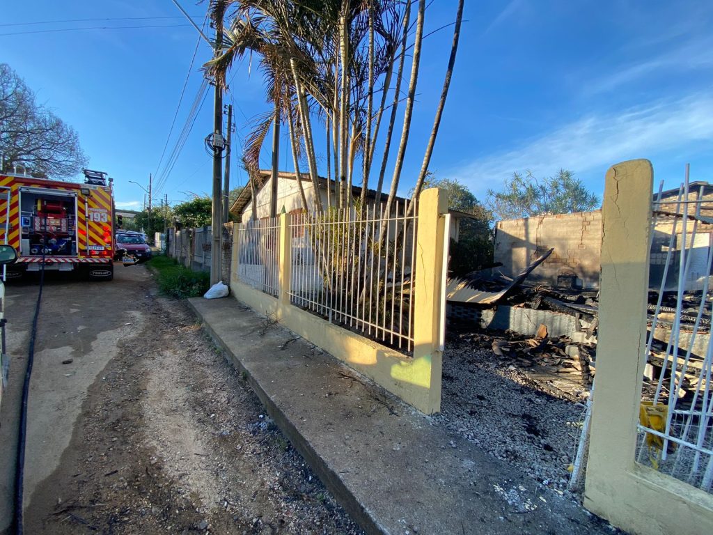 Incêndio destrói casa e mulher morre carbonizada em Santa Catarina