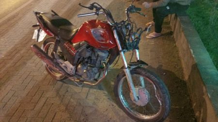 Motorista foge após forte colisão com uma moto, em Indaial