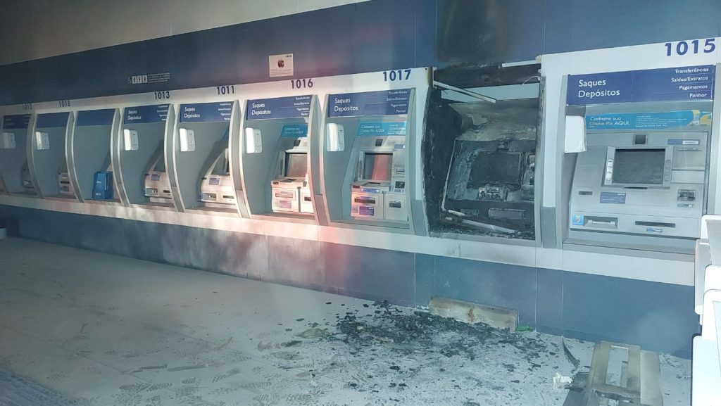 Incêndio causa danos significativos em caixa eletrônico da Caixa Econômica Federal, em Blumenau