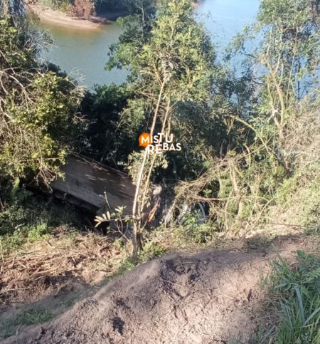 Caminhão cai em ribanceira de mais de 30 metros em Rio dos Cedros