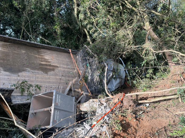 Caminhão cai em ribanceira de mais de 30 metros em Rio dos Cedros