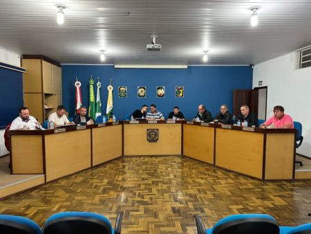 Vereadores de Apiúna discutem projetos e indicações em Sessão Ordinária, destacando a proteção animal e melhorias para a cidade