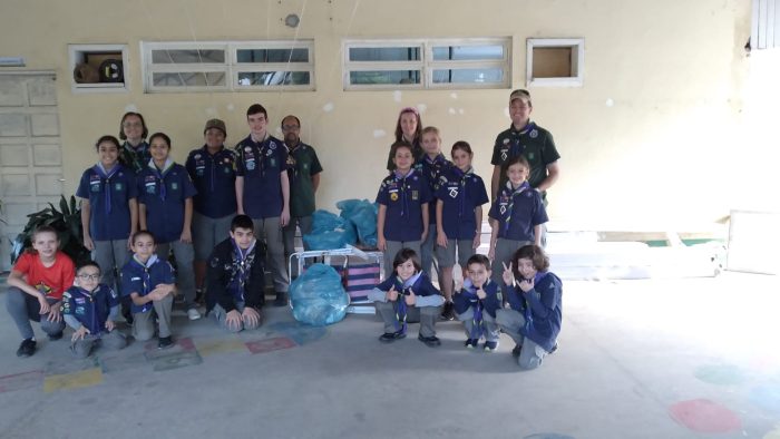 Grupo Guaranis de Timbó realiza doação de latas para reciclagem e anuncia campanha do agasalho
