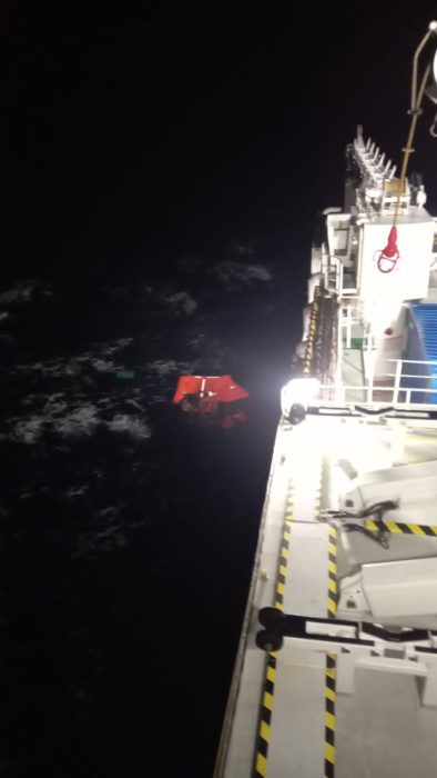 Marinha resgata cinco tripulantes da embarcação naufragada na costa de SC
