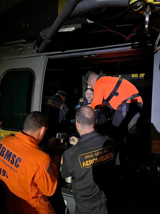Sexto tripulante de embarcação que naufragou em Santa Catarina é resgatado com vida