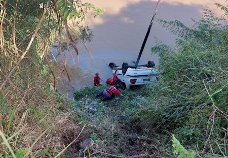 Homem com tornozeleira eletrônica é encontrado morto dentro de veículo submerso em rio de Apiúna