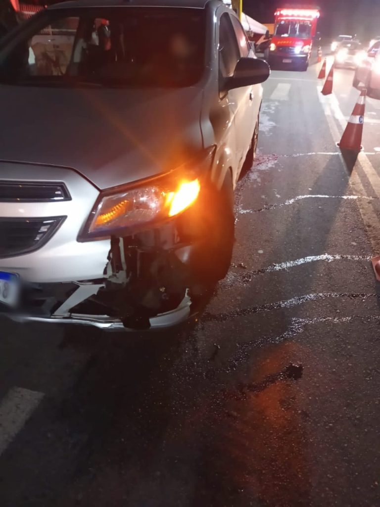 Motociclista sofre fratura exposta em colisão contra carro em Indaial