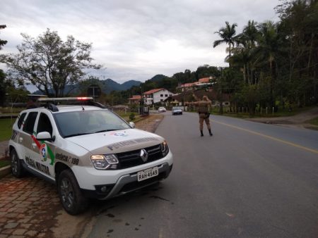 Barreiras policiais resultam em quase 130 notificações de irregularidades em Timbó