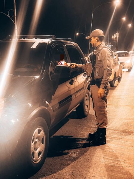 Durante fiscalização, motorista fura barreira policial e joga carro contra policiais em Timbó