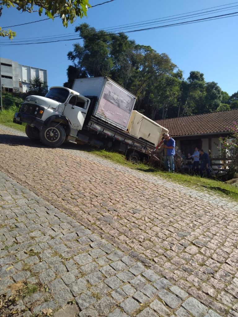 Caminhão desce de ré e invade residência em Timbó 