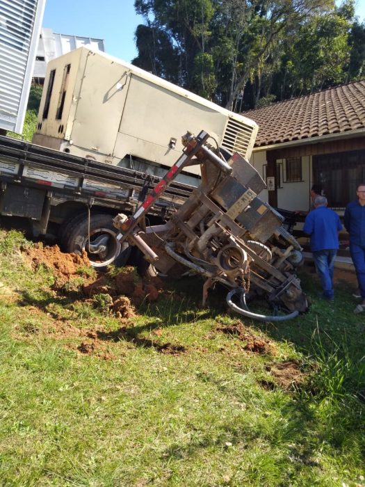 Caminhão desce de ré e invade residência em Timbó 