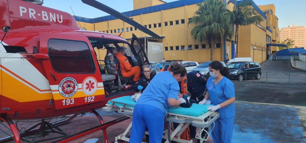 Criança de 02 anos atropelada pelo carro do pai é resgatada pelo helicóptero Arcanjo em Barra Velha
