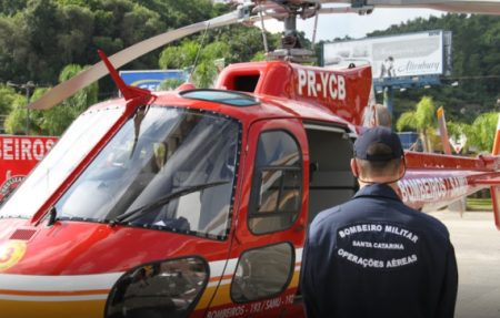 Homem que levou descarga elétrica em poste é regatado pela equipe do helicóptero Arcanjo em Indaial
