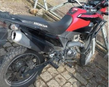 Motociclista fica ferido após colidir com caminhão em Indaial