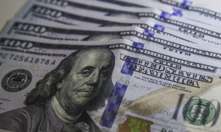 Dólar despenca e fecha em R$ 4,86, o menor nível em um ano