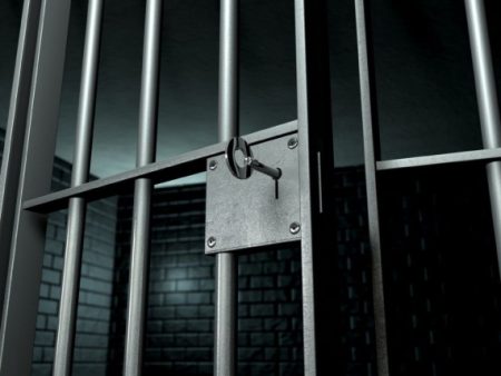 Homem embriagado é preso após ameaçar a esposa na frente dos filhos em Timbó