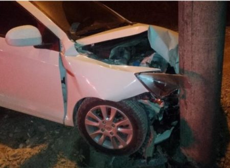 Motorista sofre ferimentos após bater em poste de Apiúna