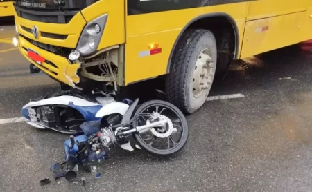 Após colisão, motociclista é quase esmagada por ônibus em Aurora