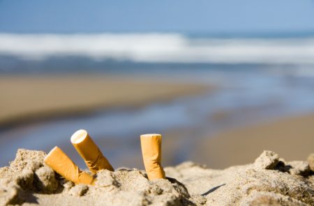 É proibido fumar: Projeto de Lei pode proibir o uso do cigarro em 16 praias catarinenses