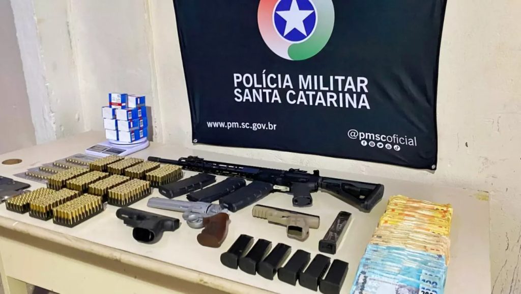 Condenado por tráfico de drogas é preso com armas e mais de R$ 40 mil em Balneário Camboriú