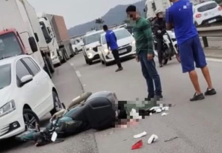 Motociclista morre em colisão com duas carretas e um veículo na BR-101, em Itajaí
