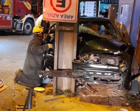 Adolescente bate carro em poste e fica preso às ferragens em Brusque