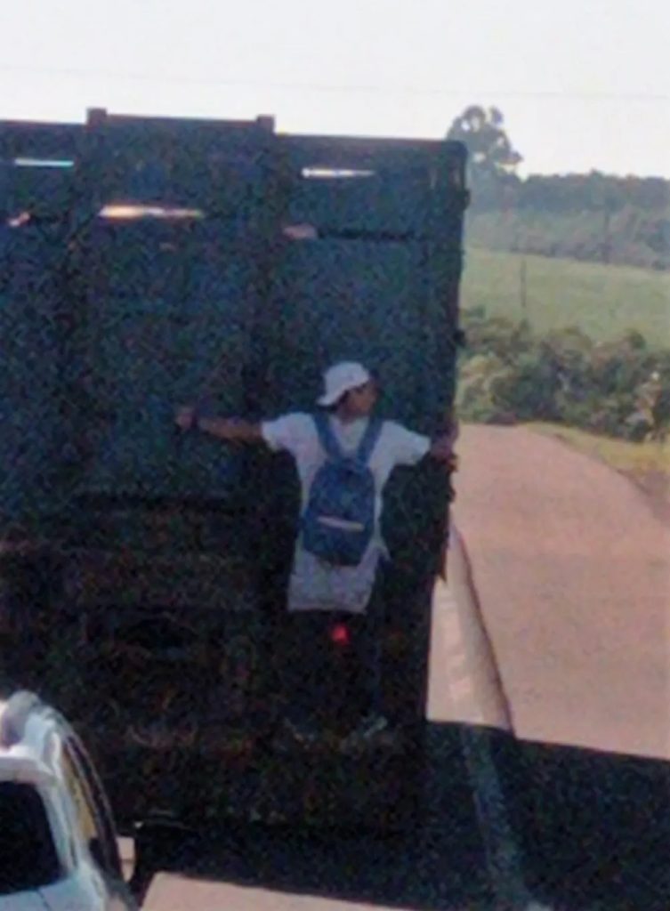 PRF flagra homem pegando carona pendurado em caminhão em SC