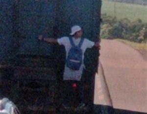 PRF flagra homem pegando carona pendurado em caminhão em SC