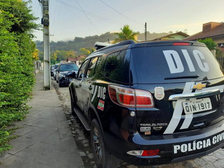 ‘Herdeira do tráfico’: mulher é presa por tráfico de drogas e associação criminosa em Brusque